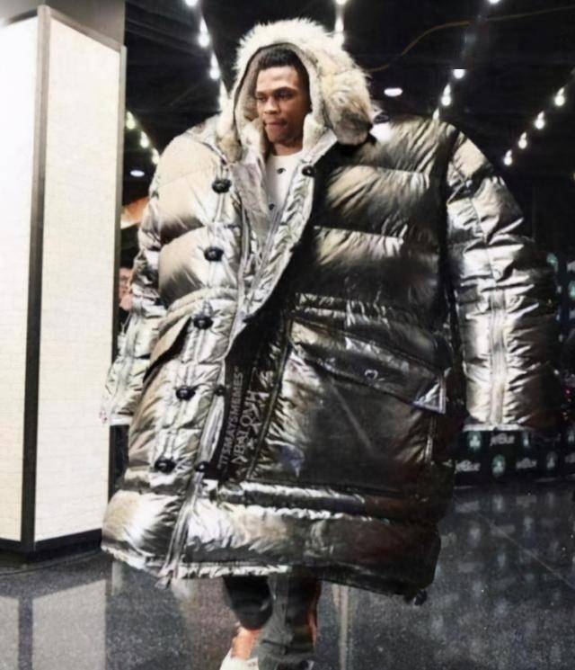 杜兰特穿太阳连帽衫球裤亮相,杜兰特穿西装在球场上瞎逛