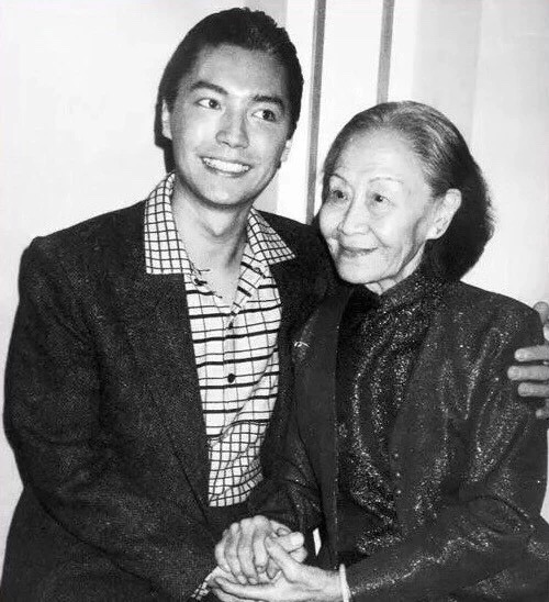 尊龙陈冲1988年奥斯卡颁奖典礼 (孤独的尊龙和陈冲)