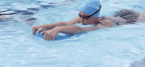 新手如何学游泳简单几步快速学会,新手游泳如何在水中换气