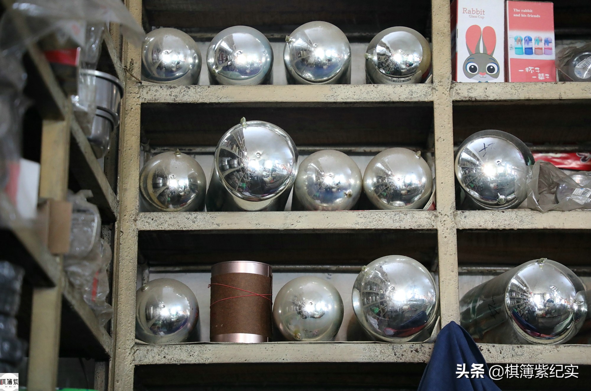 辽宁农村大社，柜台和商品还是八十年代样子，论分卖的小物件白送