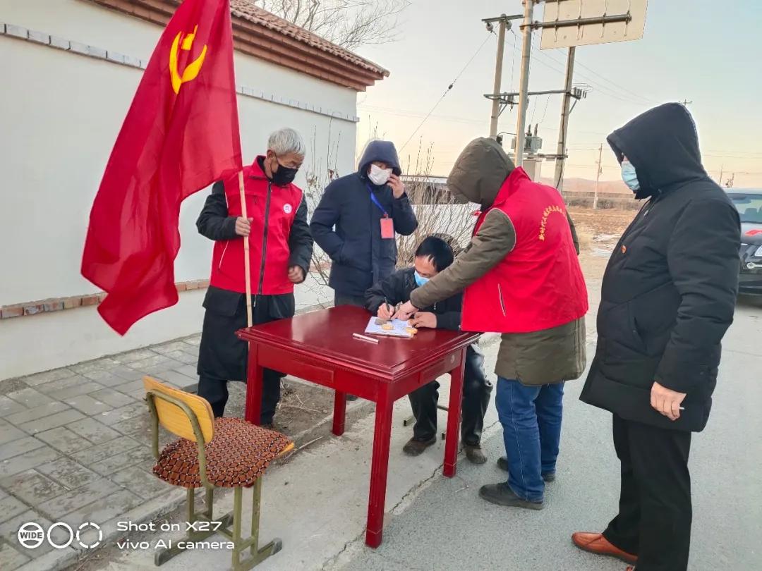 抗击疫情农村党旗红,党旗飘扬战疫情