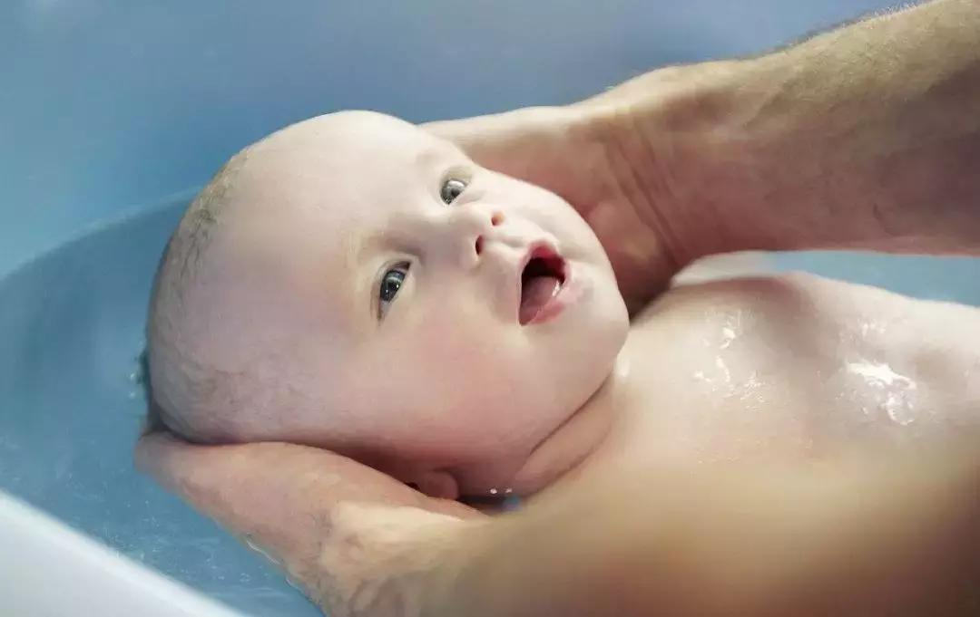 脐带还没脱落的宝宝怎么洗澡,婴儿脐带还没脱落怎么洗澡