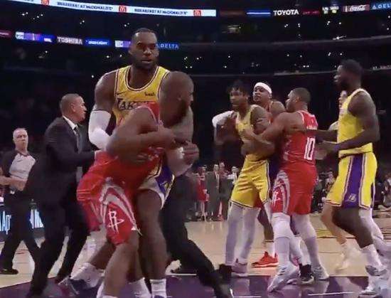 队友冲突时詹姆斯的反应,队友打架詹姆斯的表现