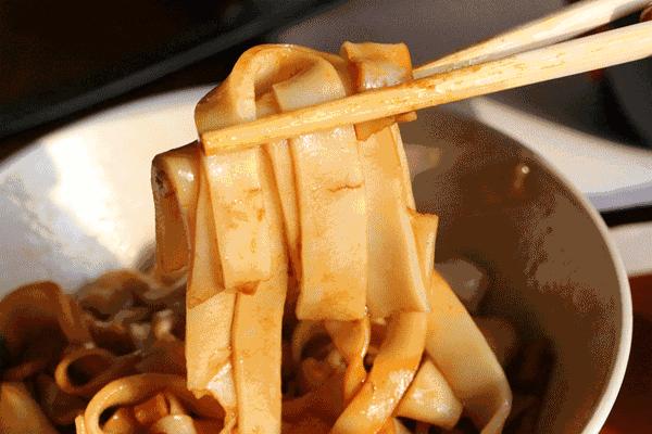 第一时间就是吃一碗广西特色米粉,湖南米粉最正宗的吃法