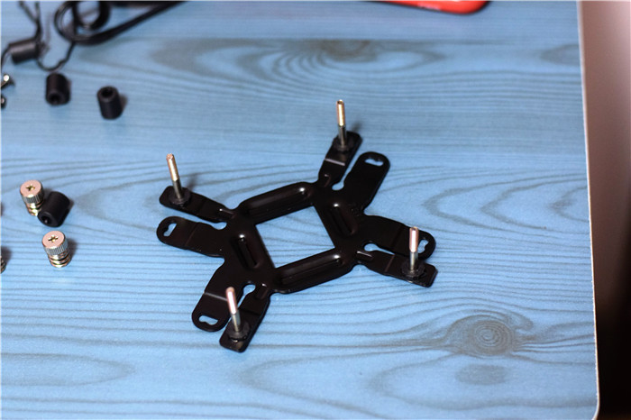 tt冰龙240水冷是12v的还是5v的,一体水冷怎么选择