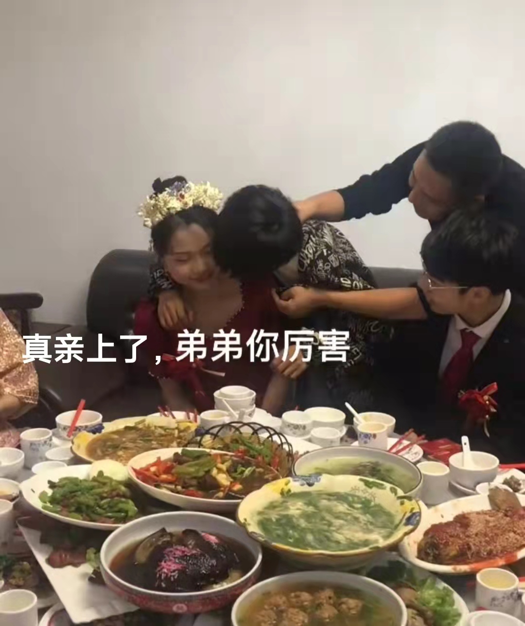 江苏宿迁，男子婚礼堂席，小男孩无奈被恶搞，新娘脸红了