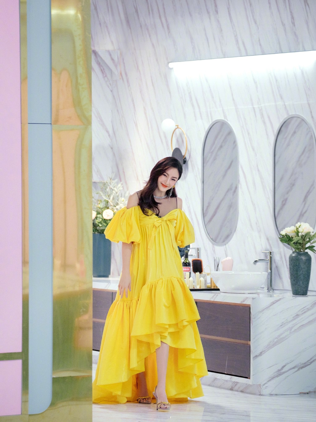 张雨绮时尚蕾丝裙穿搭气场全开,张雨绮惊艳的穿衣搭