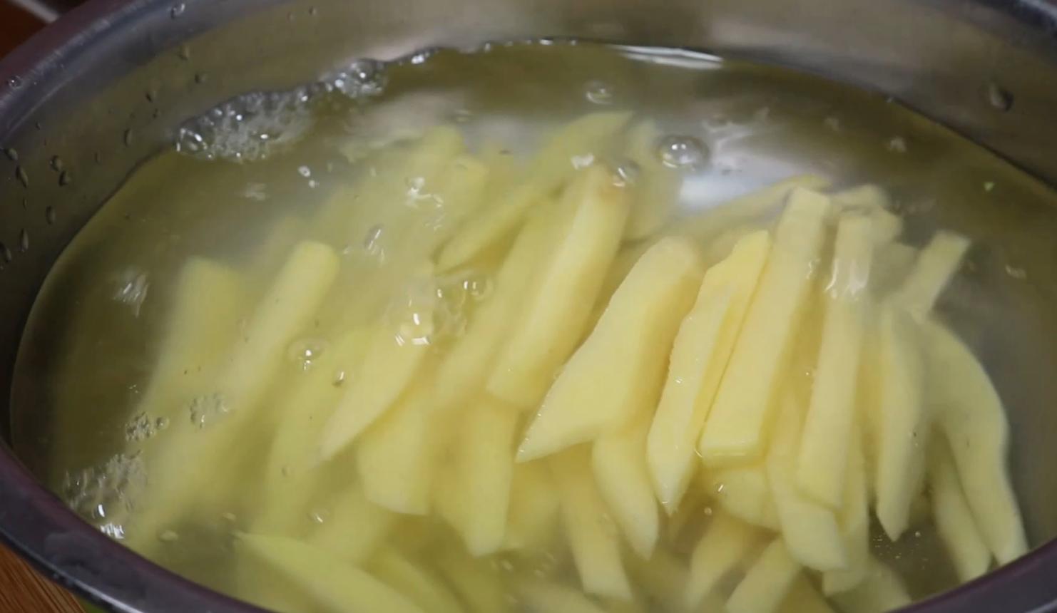 肯德基薯条最正确的制作方法,肯德基薯条是怎样制作的