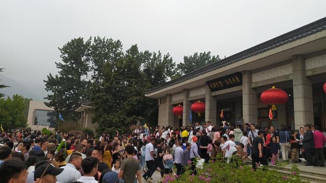 假期兵马俑景区俑比游客多,兵马俑博物馆怎么找导游