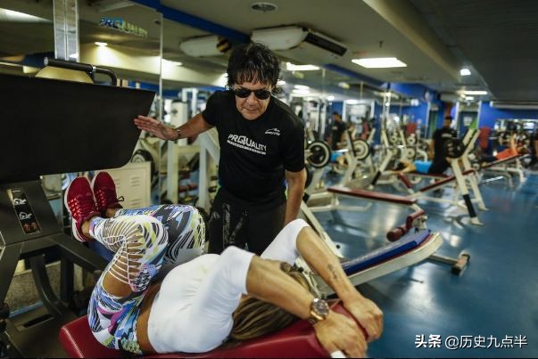 一个不会踢足球的足球运动员,一个不会踢球的球员