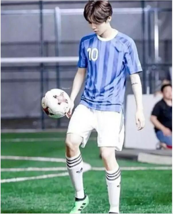 鹿晗踢球超级冠军,鹿晗踢足球被夸赞跑男