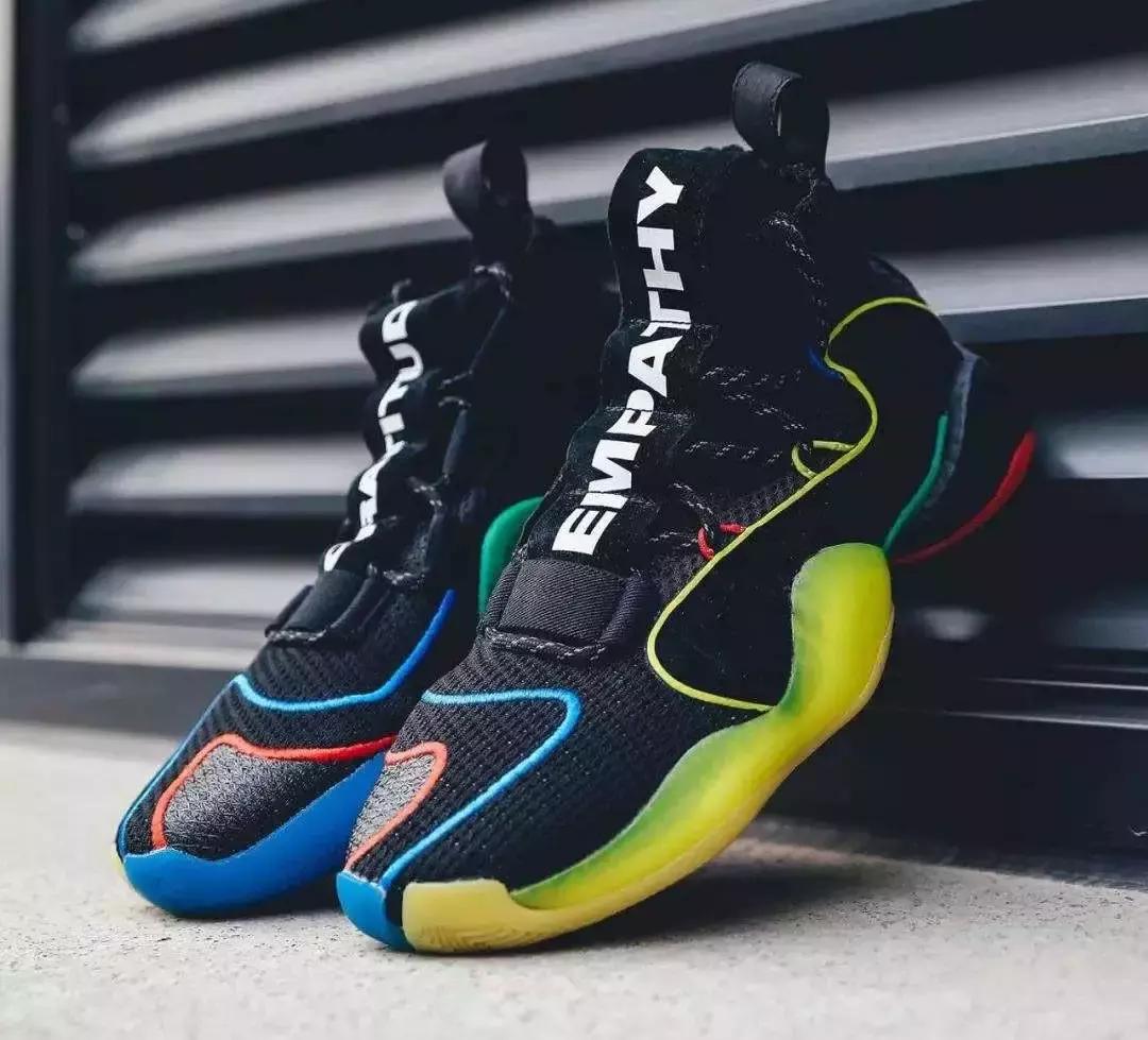 阿迪达斯天足签名鞋,阿迪团队鞋比签名鞋好吗