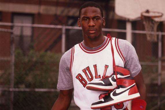 NBA走过73年历史,而篮球鞋变化也是天翻地覆!耐克靠乔丹成霸主