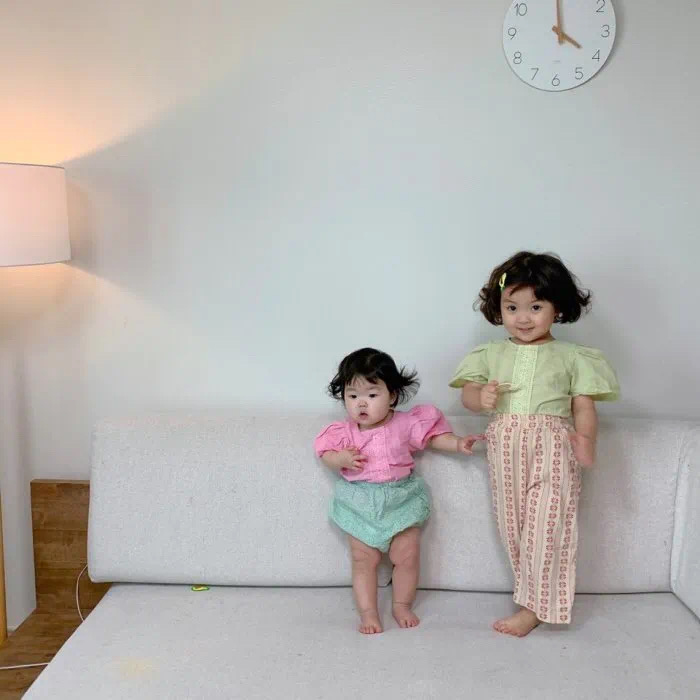 罗熙站在板凳上的情侣头像,罗熙彩色头像图片