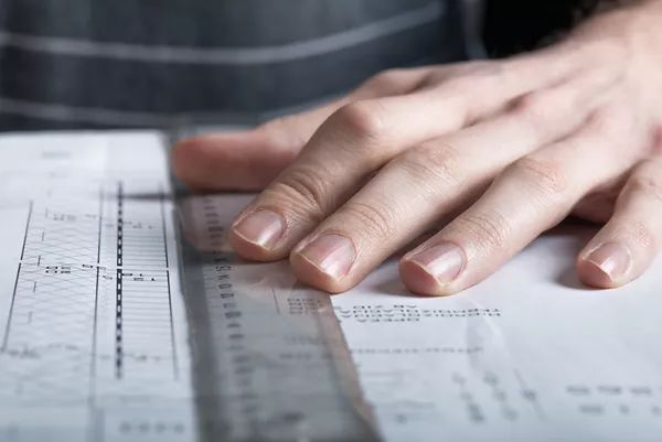 指甲全是竖条纹和白点是怎么回事,指甲竖条纹没有月牙怎么回事