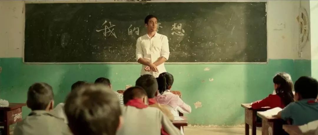 零关注，无评分，这部国产良心告诉你：没钱还谈球