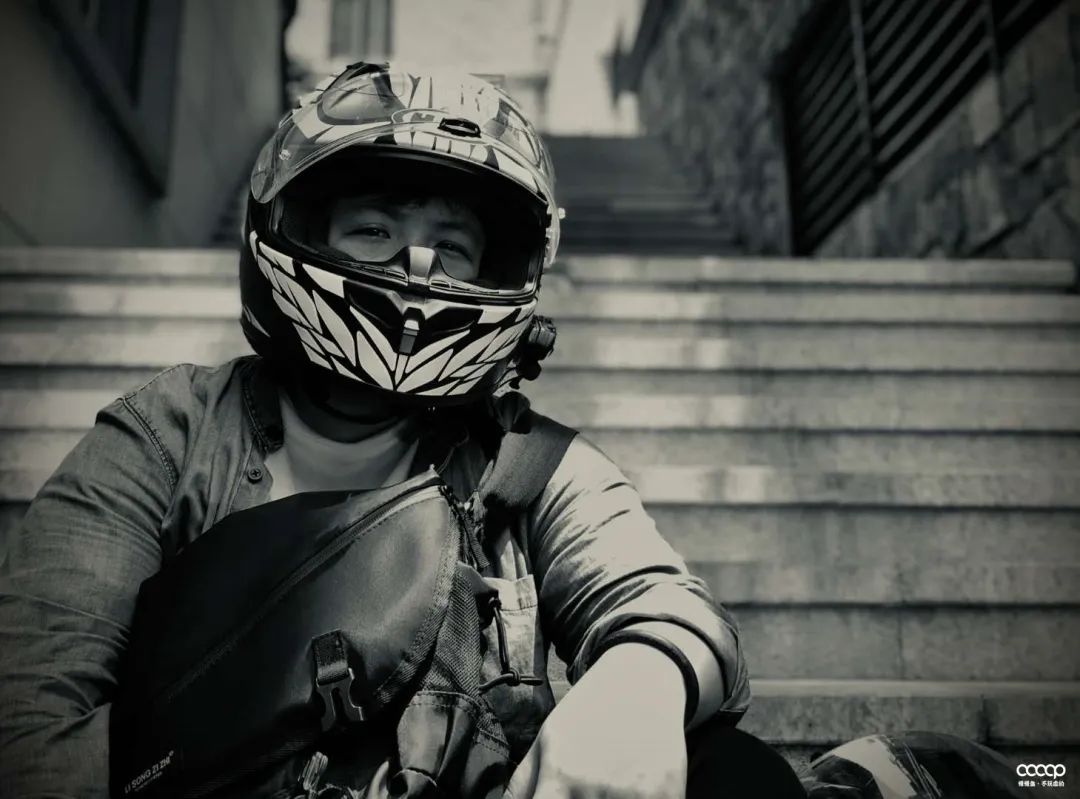 短发超飒小姐姐，玩串儿不贵也精致，骑起车来，帅翻天