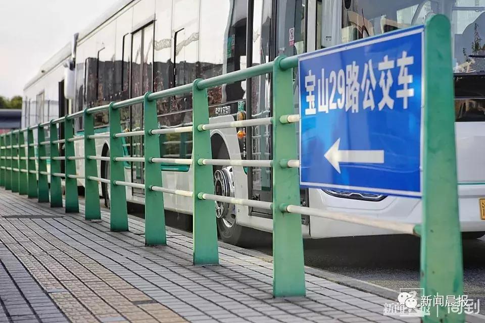 3岁女孩被扶梯咬住手,3岁女童乘客扶梯右脚被咬