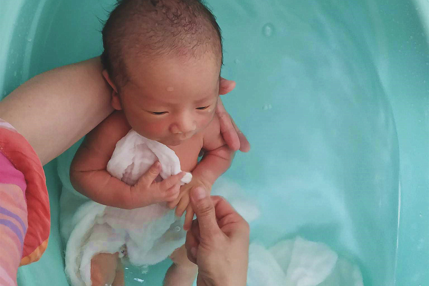 宝宝身上长出红色的小点,小宝宝身上长黑刺