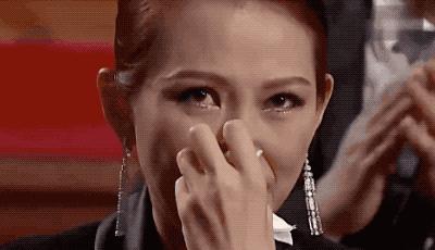 蔡少芬张晋全家福上热搜,三胎儿子“唐装”出镜,年味儿十足