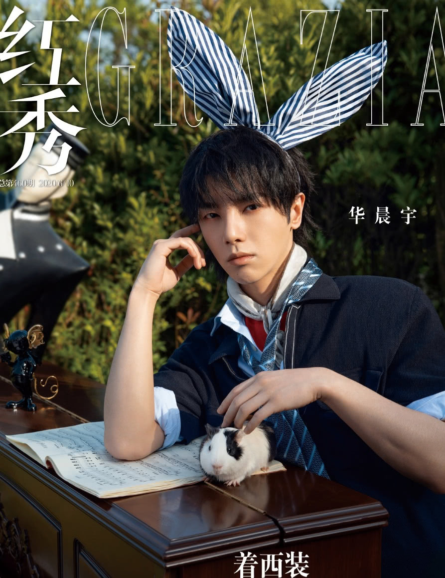 华晨宇cosplay齐木楠雄,华晨宇一袭红装变成羽翼