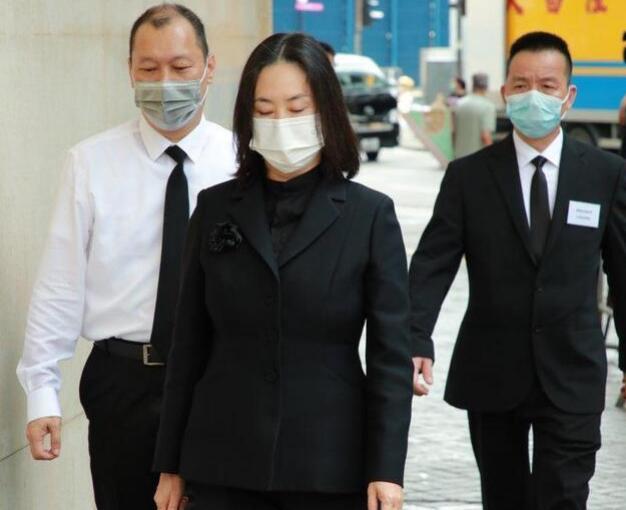 何超琼左右脸法令纹不对称吗,赌王女儿何超琼央视面对面专访