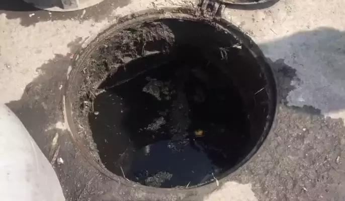 小孩掉下水道井盖被路人飞速救起,男孩踩中破损井盖多方联动施救