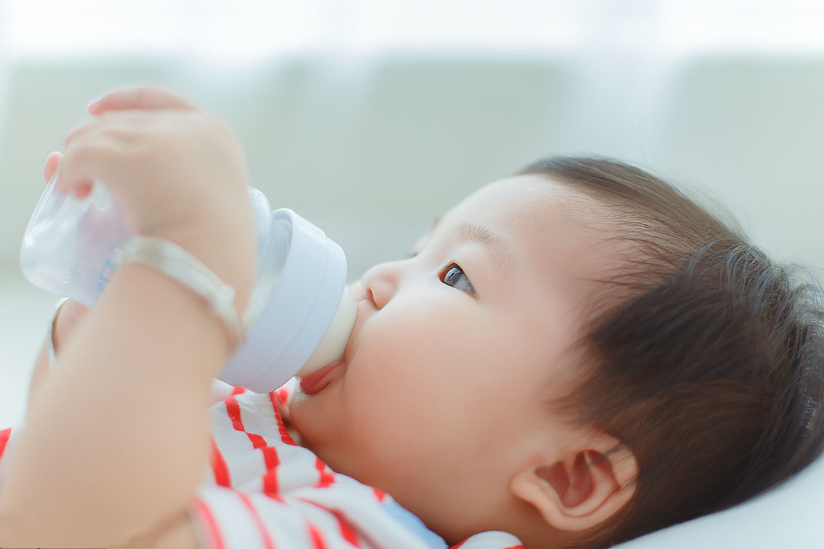 宝宝拒绝喝妈妈的奶怎么办,宝宝没喝完的配方奶妈妈可以喝吗