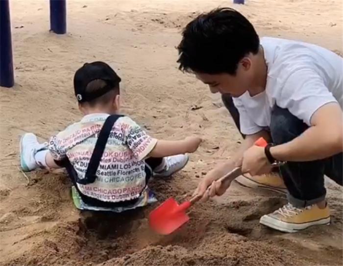 土豪舅舅带外甥购物,舅舅带14个外甥逛超市结账时细节