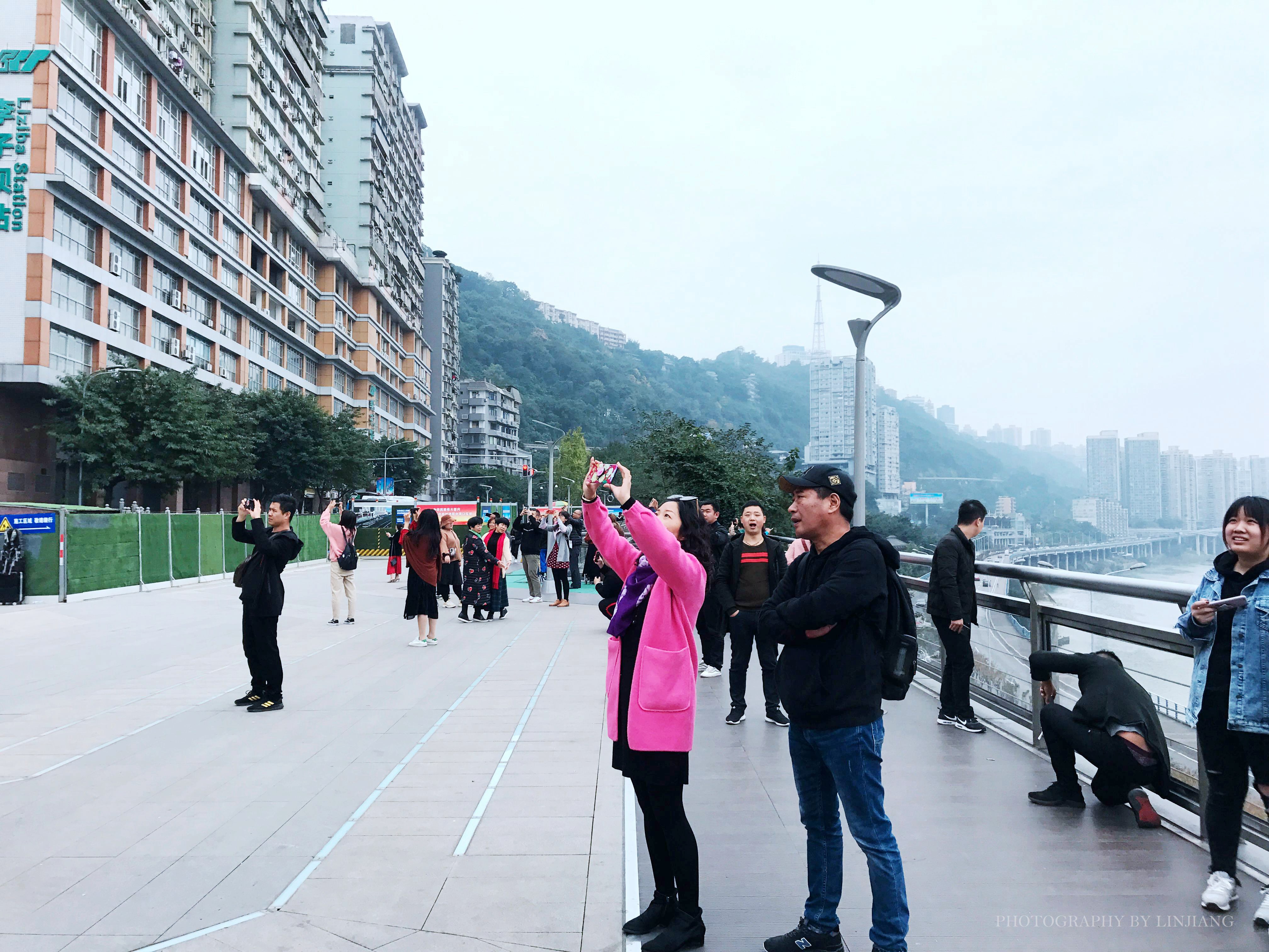 重庆地铁路人,游客感叹重庆地铁