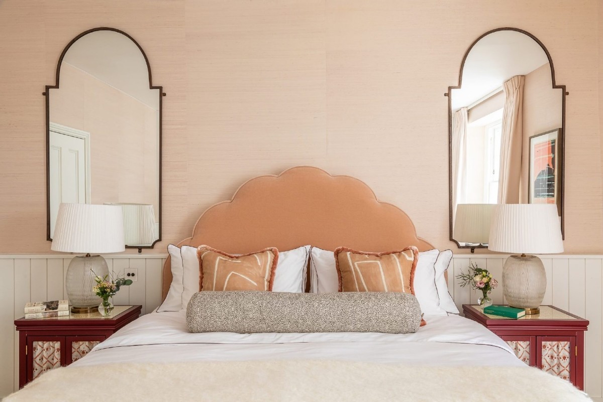 麻雀变凤凰背面图,黄铜高级轻奢装修客厅