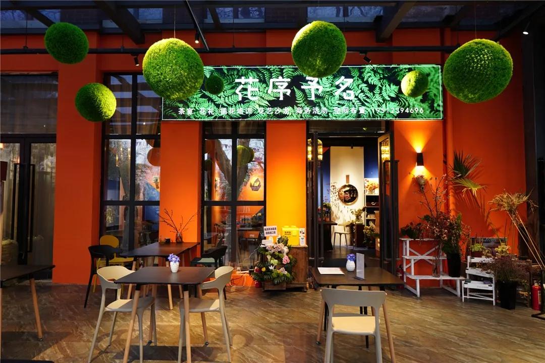 从10平方米的楼梯间花店，到130平方米的花园花店，为何她俩做得这么火？