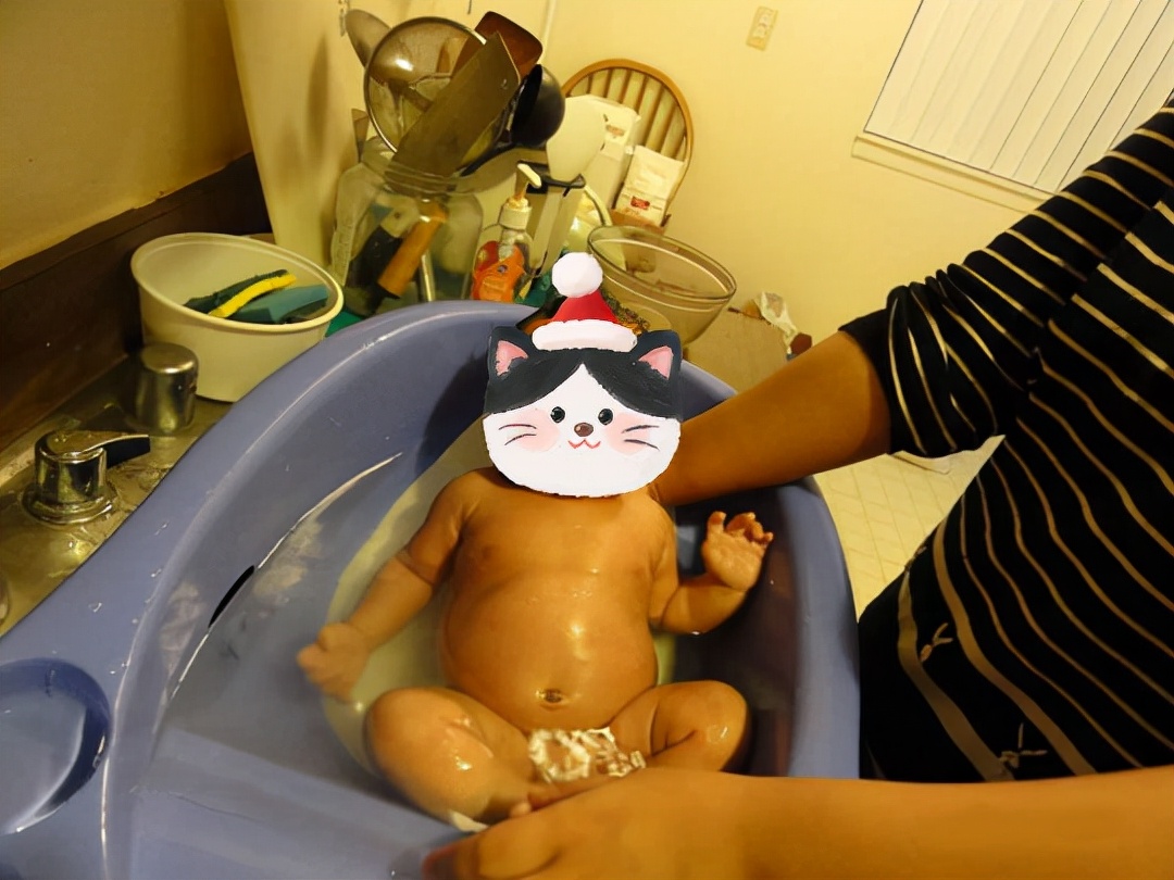 新生儿洗头洗澡注意事项,给新生儿用艾水洗澡要注意什么