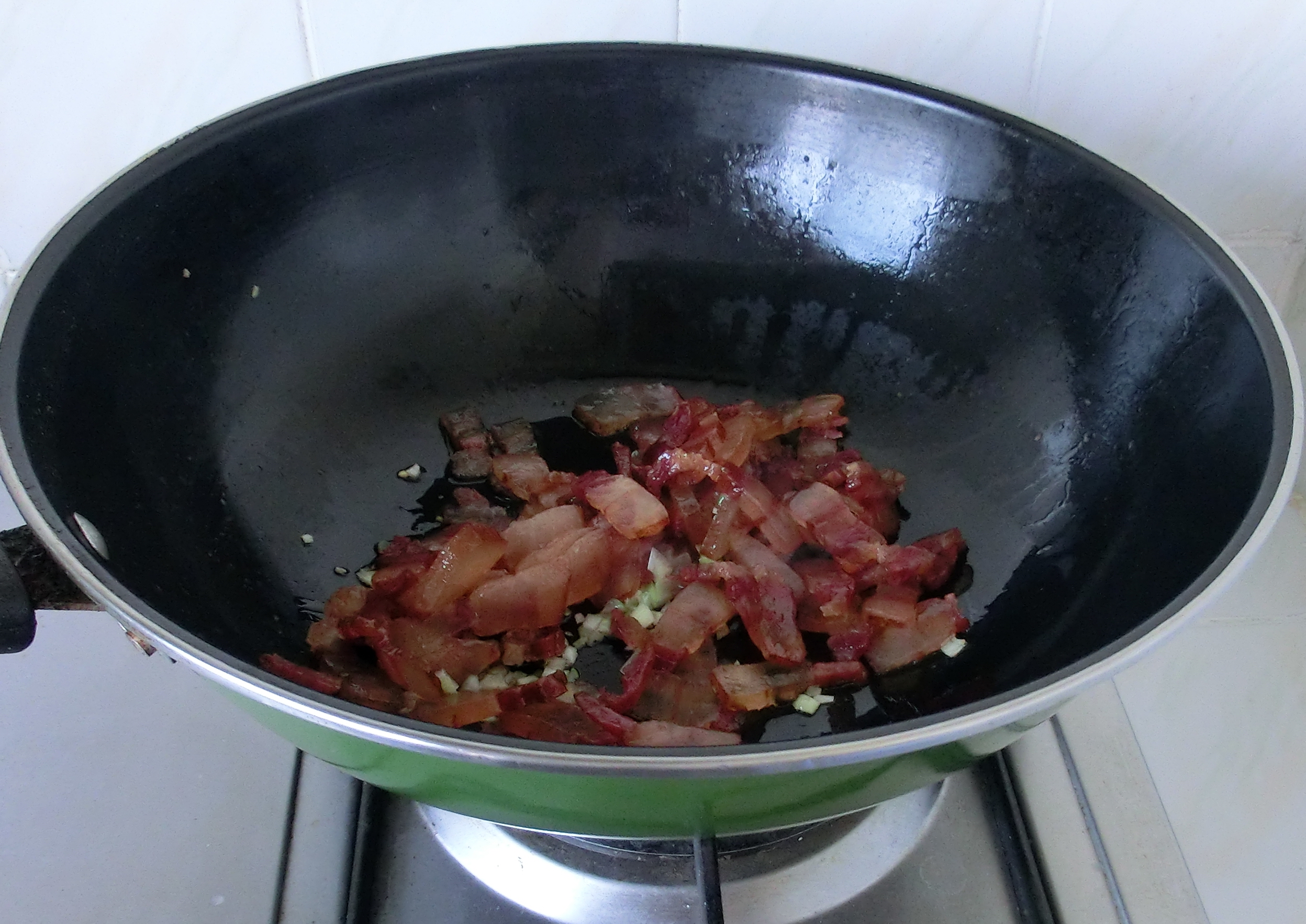 炒腊肉不要直接下锅,炒腊肉时不能洗净直接炒