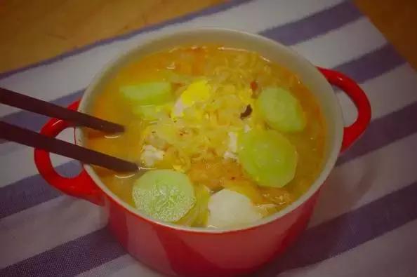 煮泡面时如何正确地打鸡蛋,煮泡面里面怎么打完整的鸡蛋