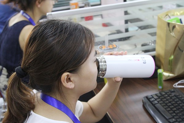 早上喝温水好还是柠檬蜂蜜水好,喝柠檬蜂蜜水的最佳时间表