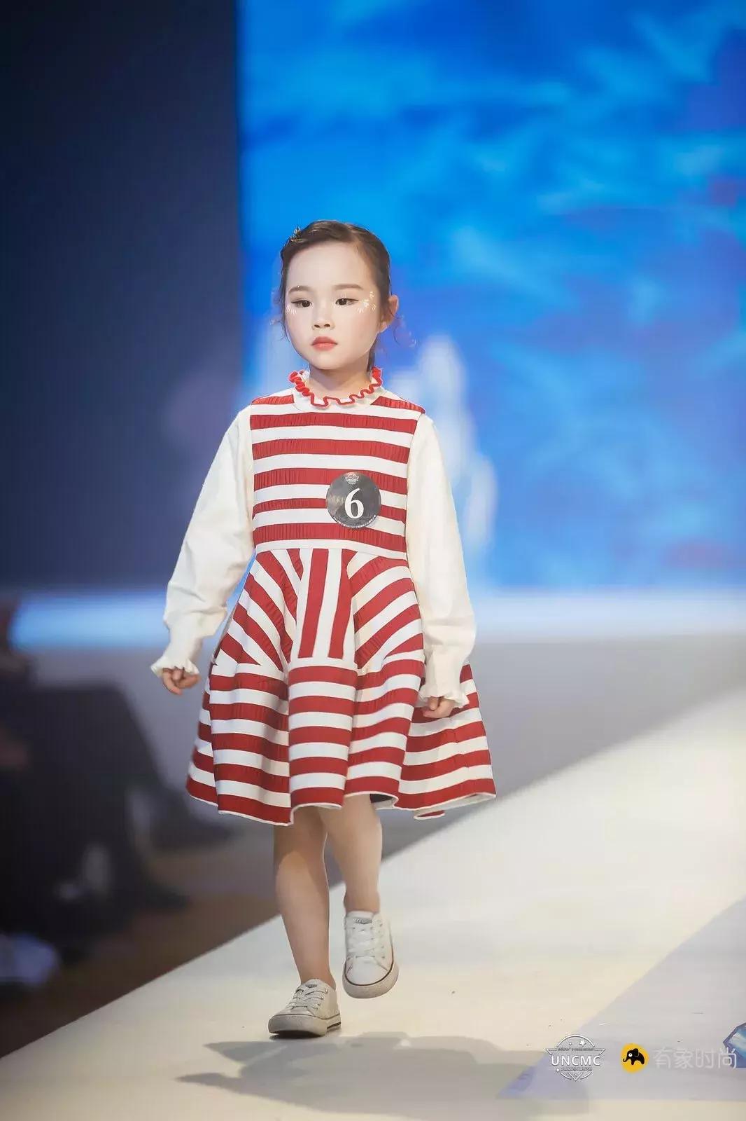 3岁萌宝走秀视频,带大家沉浸式体验走秀