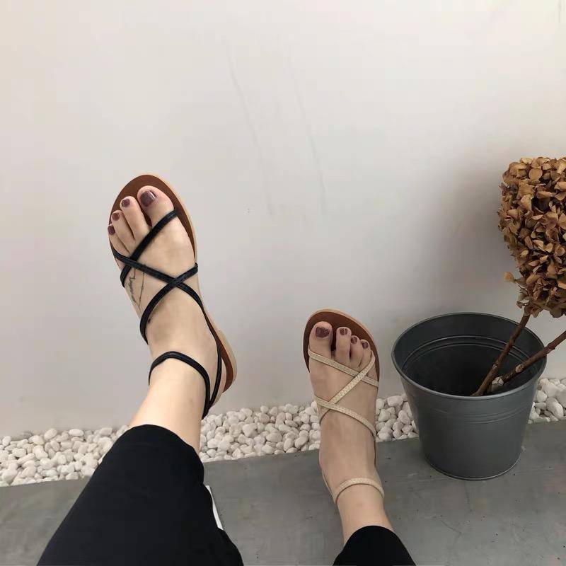 今夏的细带高跟鞋更显脚瘦，打造纤纤玉足，男友看过直呼爱了