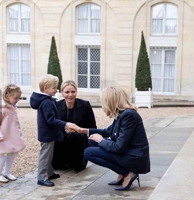 67岁布丽吉特穿高跟鞋还“亚洲蹲”？脖子皮松，脸被马克龙亲变形