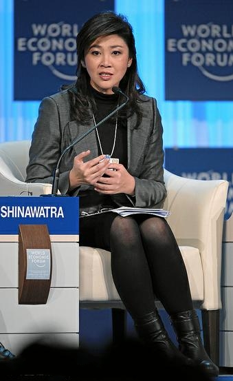 53岁泰国跑路总理终现身！同框哥哥小鸟依人，穿短袖小臂却粗壮