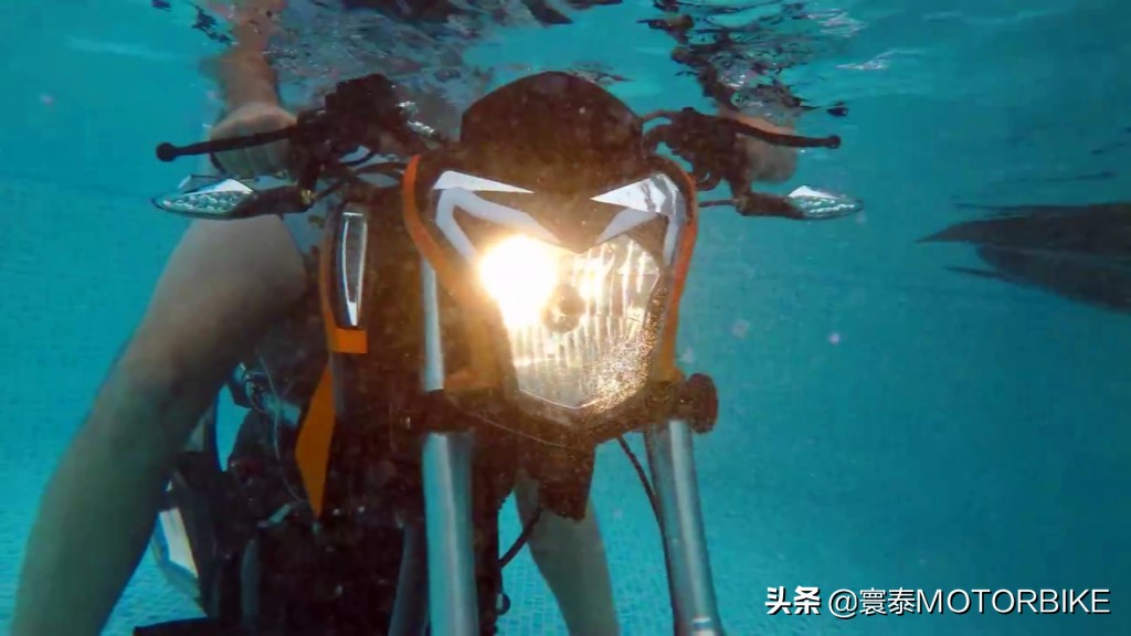摩托车涉水高度测试,摩托车水面测试