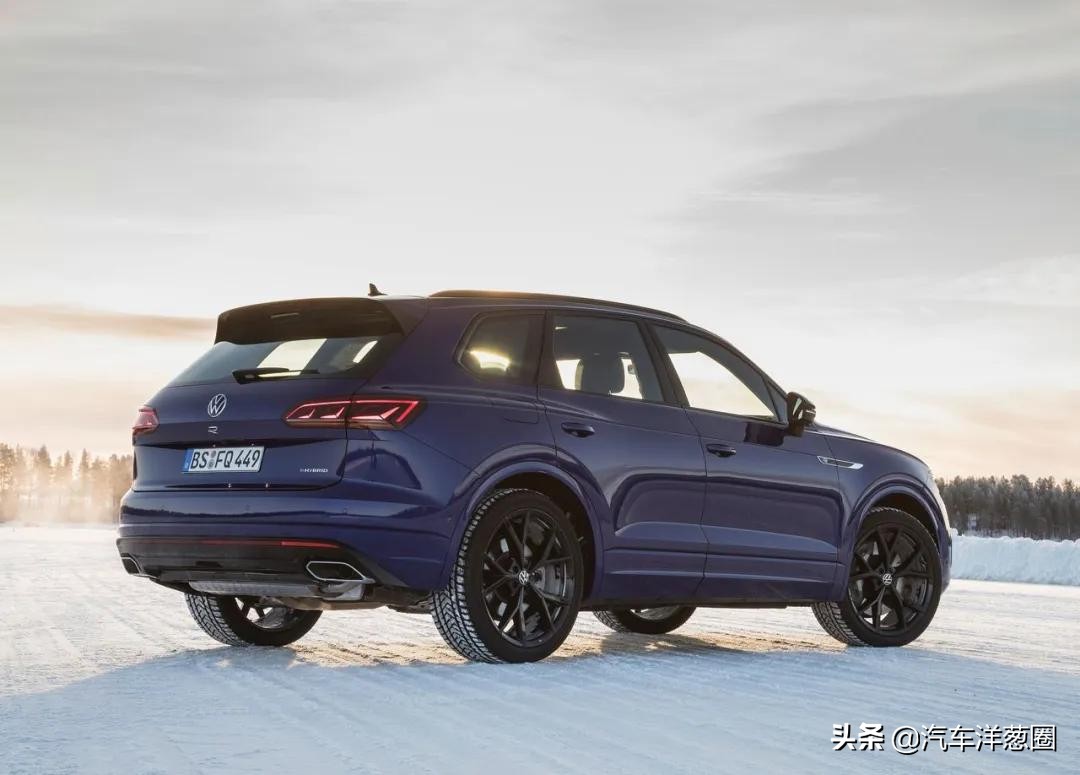 宝马换新车标了！蓝天白云帅炸，以后黑白标只代表低端宝马车主？