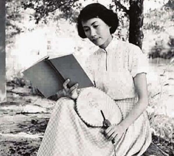 1988年，人大会议上*小平邓**正要抽烟，收到陌生纸条：请你不要吸烟