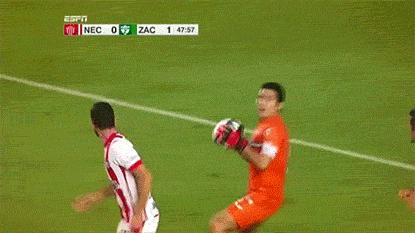 足球的搞笑时刻看完真笑死了,足球搞笑乌龙球gif