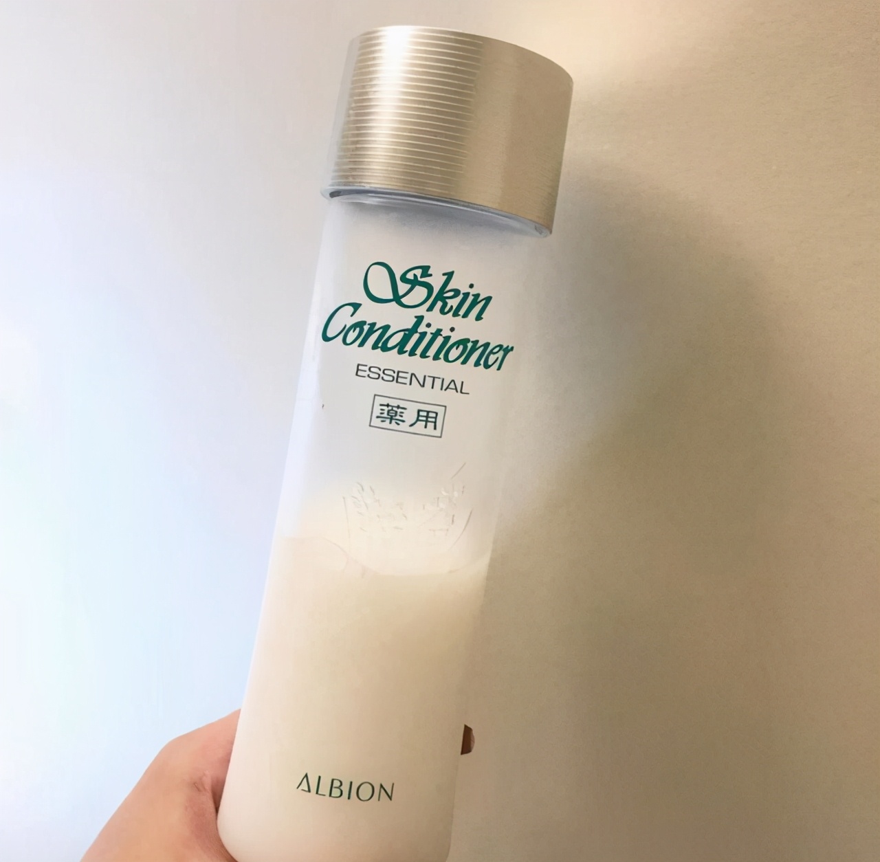 奥尔滨水乳和黛珂对比,黛珂和奥尔滨雪肌精哪个好