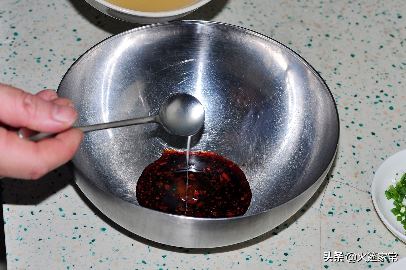 火哥川菜视频香辣型辣椒油,四川小吃宜宾燃面一根面