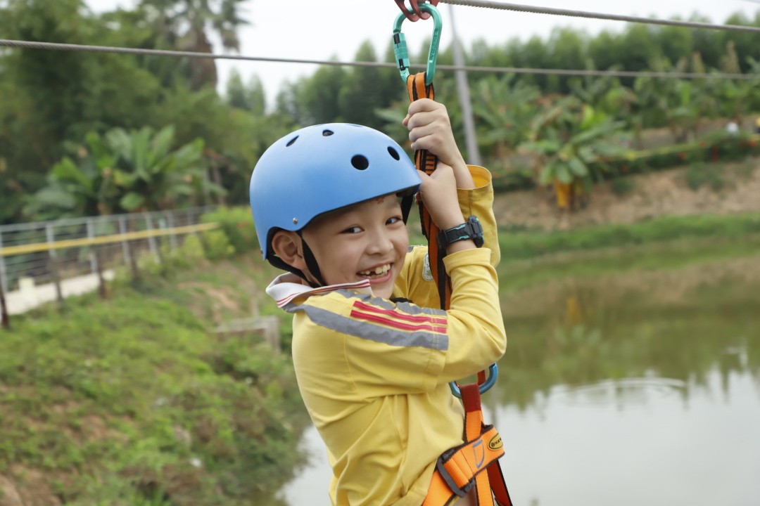 东莞东城莞师附小2022届604班,莞师附小学生踢球