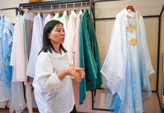 汉服配饰夏扇子,中国汉服在全球卖火爆