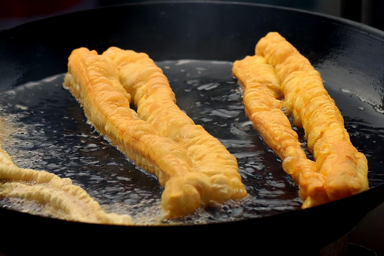 炸油条用酵母怎么炸出来蓬松,炸油条的小窍门不用酵母粉