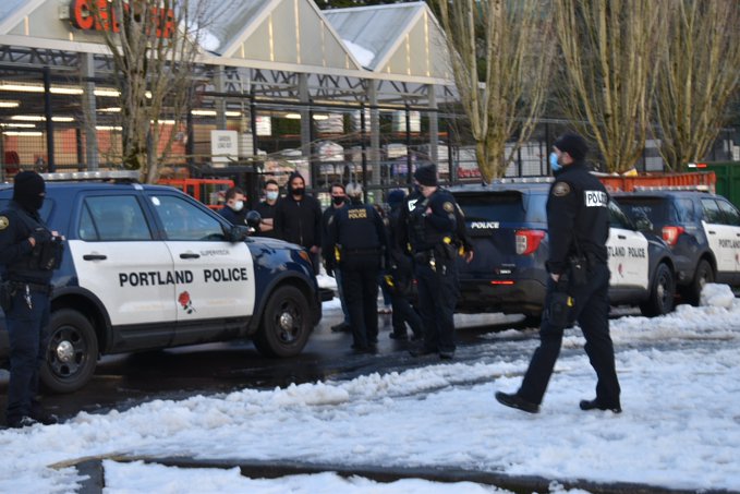 美国超市扔的过期食品,美国超市扔掉好的食品